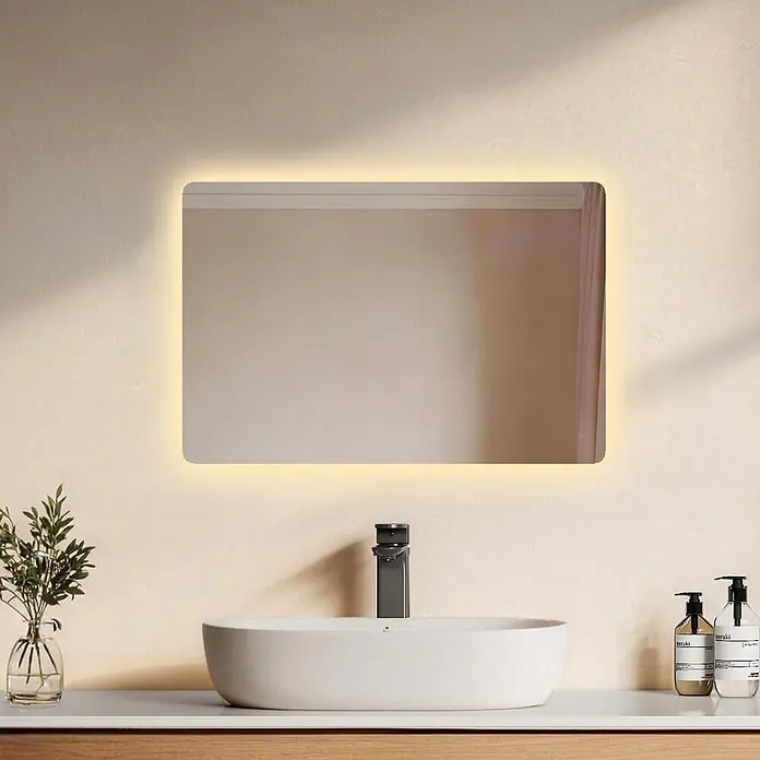 Emke Lichtspiegel Glowrim LM09 -  - Hinterleuchteter, rechteckiger Spiegel über einem modernen Bad-Auflegewaschbecken.
