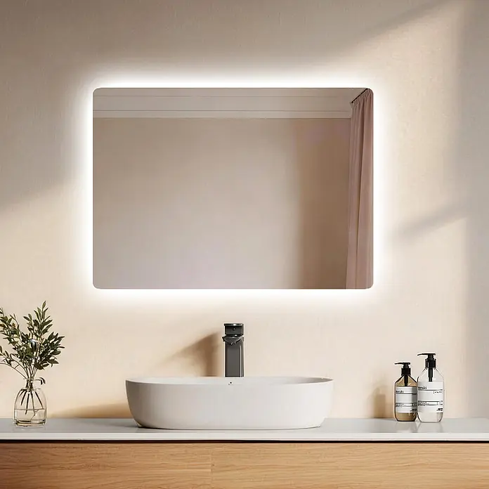Emke Lichtspiegel Glowrim LM09 -  - Rechteckiger, hinterleuchteter Spiegel mit abgerundeten Ecken, beleuchtet einen modernen Waschtisch mit weißem Waschbecken und schwarzem Wasserhahn.