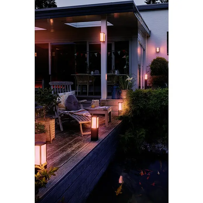 Philips Hue LED-Außenwandleuchte Impress - 8 W, 14,1 x 12 x 24 cm, Schwarz, IP44 - Die abgebildeten Außenleuchten schaffen eine stimmungsvolle Atmosphäre auf der Terrasse und beleuchten den Teich.