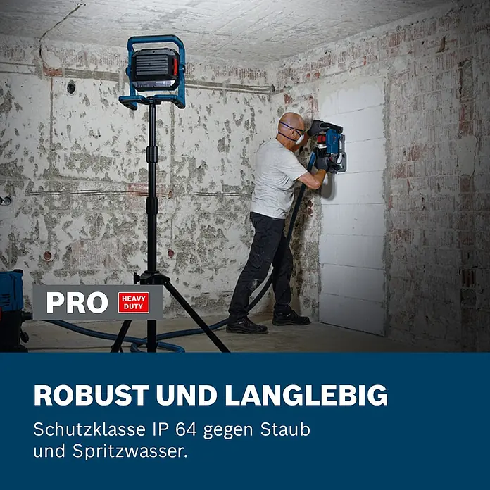 Bosch Professional AMPShare 18V LED-Akkustrahler GLI 18V-5000 C - 18 V, Ohne Akku, Lichtstrom: 5.000 lm - Blau-schwarze Arbeitsleuchte auf Stativ, beleuchtet einen Arbeiter beim Schleifen einer Wand. Mit IP 64 Staub- und Spritzwasserschutz.
