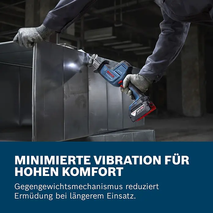 Bosch Professional AMPShare 18V Akku-Säbelsäge GSA 18V-24 -  - Person schneidet Metallkanal mit blauer Bosch 18V Akku-Säbelsäge, für minimierte Vibration.