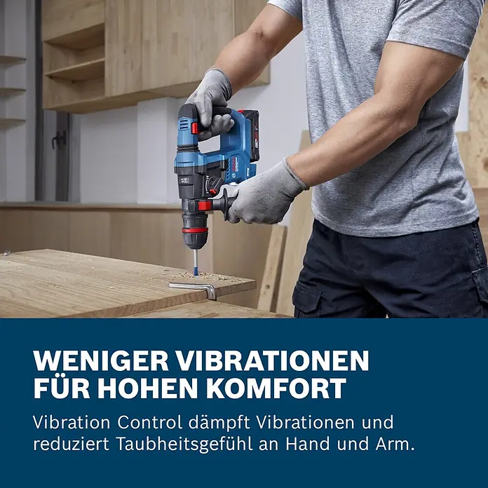 Bosch Professional AMPShare 18V Akku-Bohrhammer GBH 18V-18 - 18 V, Ohne Akku, 1,5 J - Person bohrt mit blau-schwarzem Bosch Professional Bohrhammer in Holzplatte.