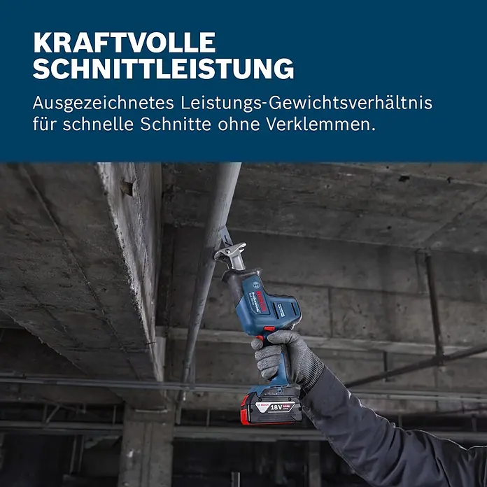 Bosch Professional AMPShare 18V Akku-Säbelsäge GSA 18V-24 -  - Ein Arbeiter schneidet mit einer blauen Bosch 18V Profi-Säbelsäge ein Rohr in einer Betonstruktur.