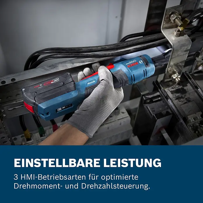 Bosch Professional AMPShare 18V Akku-Ratschenschrauber - 18 V, Ohne Akku, ⅜″ Vierkant - Eine Hand mit Handschuh bedient ein blau-schwarzes Bosch Akku-Werkzeug an einer Elektroinstallation.