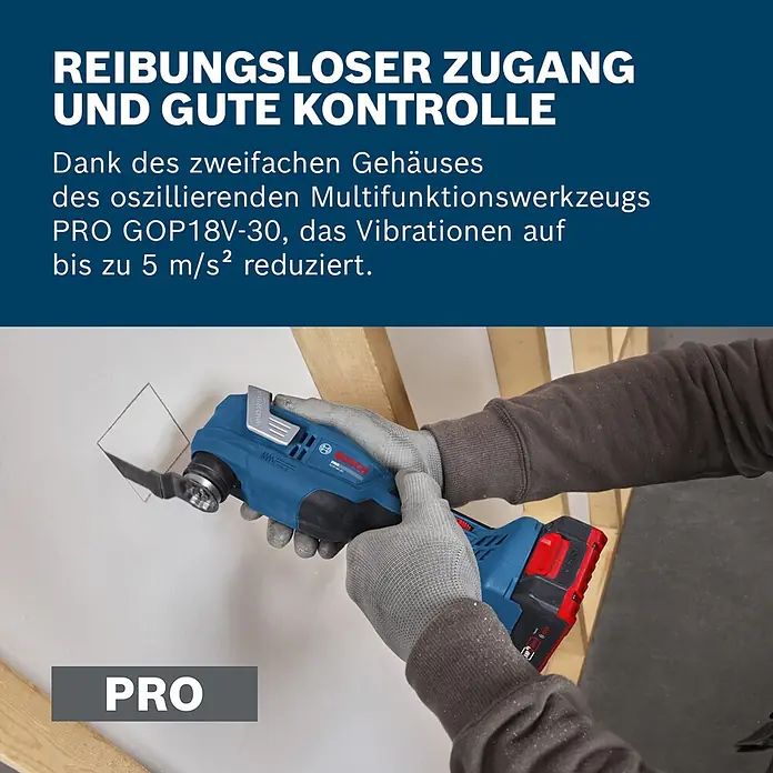 Bosch Professional AMPShare 18V Akku-Multitool GOP 18V-30 SOLO K - Ohne Akku, 18 V - Blau-schwarzes Bosch PRO GOP18V-30 oszillierendes Multifunktionswerkzeug, von behandschuhten Händen gehalten, schneidet ein Quadrat in eine weiße Wand.