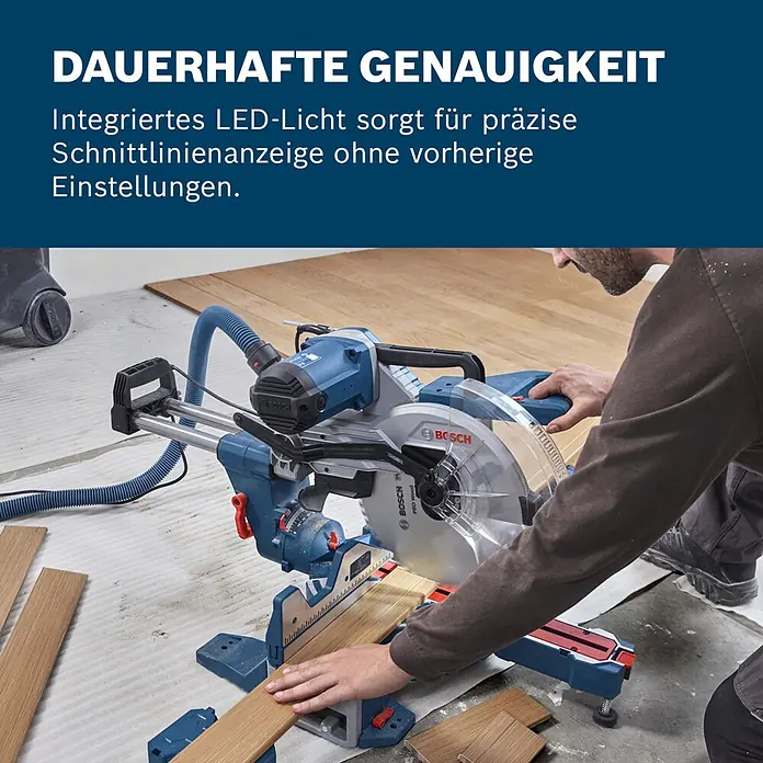 Bosch Professional Kapp- & Gehrungssäge GCM 340-305D - 1.800 W, Durchmesser Sägeblatt: 305 mm, Leerlaufdrehzahl: 4.050 U/min - Mann schneidet Holz mit einer blauen Bosch Kappsäge, die über integriertes LED-Licht verfügt.