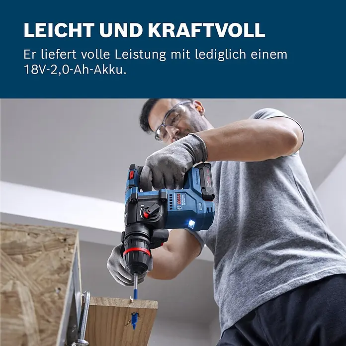 Bosch Professional AMPShare 18V Akku-Bohrhammer GBH 18V-18 - 18 V, Ohne Akku, 1,5 J - Mann bohrt Holz mit einem blauen Bosch Bohrhammer. „Leicht und kraftvoll, volle Leistung mit lediglich einem 18V-2,0-Ah-Akku.“