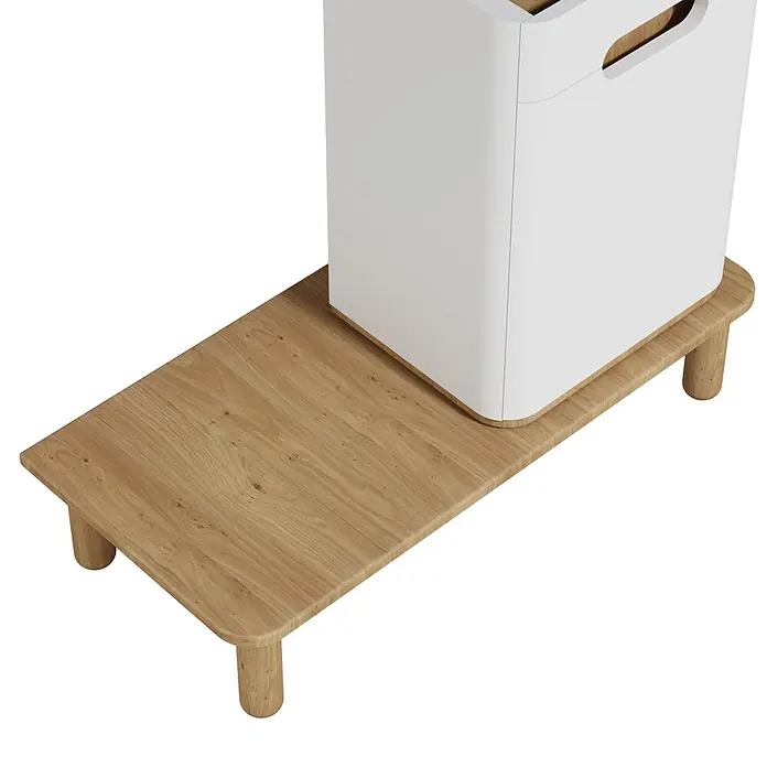 VitrA Sento Sockelprofil - H x B x T: 19 x 95 x 40 cm - Weißer Wäschekorb mit Holzgriffen auf einem hellen Holzständer.