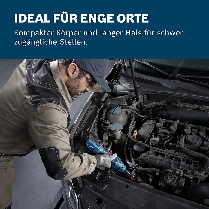 Bosch Professional AMPShare 18V Akku-Ratschenschrauber - 18 V, Ohne Akku, ⅜″ Vierkant - Mann nutzt blaue Bosch Akku-Ratsche im Motorraum. Kompakter Körper und langer Hals für enge, schwer zugängliche Stellen.