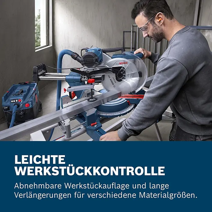 Bosch Professional Kapp- & Gehrungssäge GCM 340-305D - 1.800 W, Durchmesser Sägeblatt: 305 mm, Leerlaufdrehzahl: 4.050 U/min - Mann bedient eine blaue Bosch Kappsäge mit Staubabsaugung, schneidet ein langes Werkstück auf einem ausziehbaren Untergestell in einer Werkstatt.