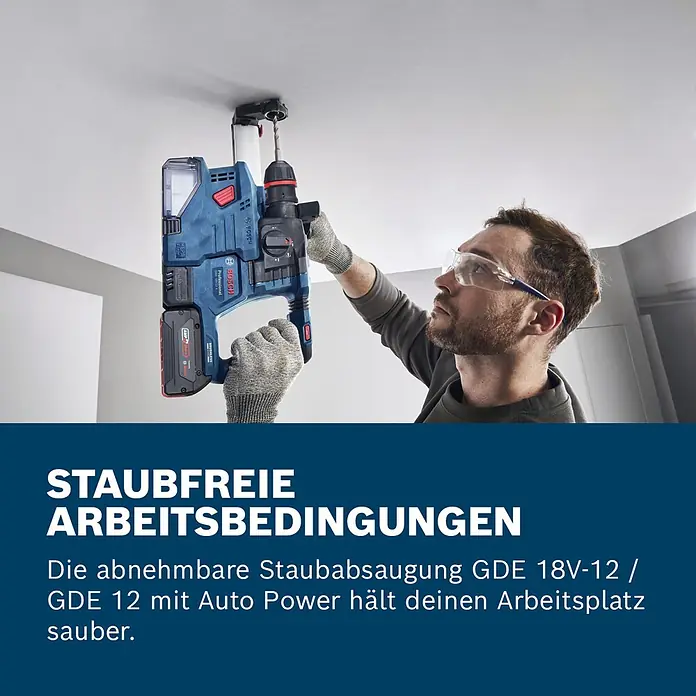 Bosch Professional AMPShare 18V Akku-Bohrhammer GBH 18V-22X - 18 V, Ohne Akku, 2 J - Mann bohrt mit blauem Bosch Bohrhammer und Staubabsaugung in die Decke für staubfreies Arbeiten.