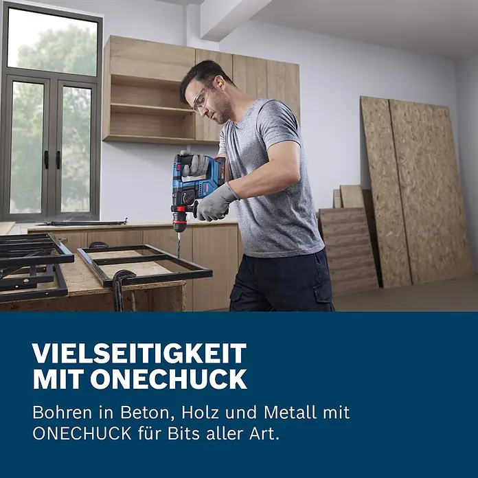Bosch Professional AMPShare 18V Akku-Bohrhammer GBH 18V-18 X - 18 V, Ohne Akku, 1,5 J - Mann bohrt mit einem blauen Bosch Bohrhammer mit ONECHUCK für vielseitige Materialbearbeitung.