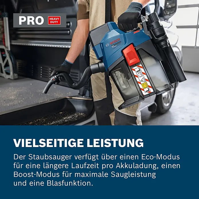 Bosch Professional AMPShare 18V Akku-Staubsauger GAS 18V-6 LS - 18 V, Behältervolumen: 4,5 l - Eine Person saugt mit einem blauen und schwarzen Bosch PRO Heavy-Duty Akku-Nass-/Trockensauger in einem Lieferwagen.