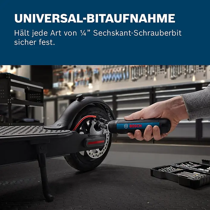 Bosch Professional Akkuschrauber Go - 3,6 V, 1 Akku, 5 Nm - Ein Bosch Elektroschrauber (blau/schwarz) mit Universal-Bitaufnahme wird an einem E-Scooter-Rad verwendet; ein Bit-Set liegt daneben.