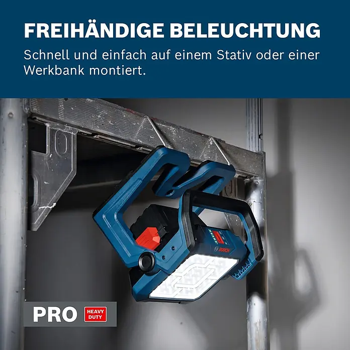 Bosch Professional AMPShare 18V LED-Akkustrahler GLI 18V-5000 C - 18 V, Ohne Akku, Lichtstrom: 5.000 lm - Blau-schwarze Bosch Arbeitsleuchte mit Akku, beleuchtet und an Gerüst hängend, für freihändige Beleuchtung.