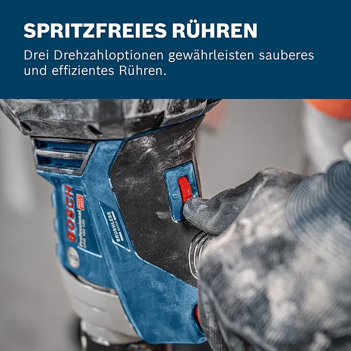 Bosch Professional Akku-Rührwerk GRW 18V-120 - 18 V, Anzahl Akkus: Ohne Akku - Behandschuhte Hand bedient einen blau-schwarzen Bosch Rührquirl. Drei Drehzahleinstellungen ermöglichen spritzfreies Rühren.