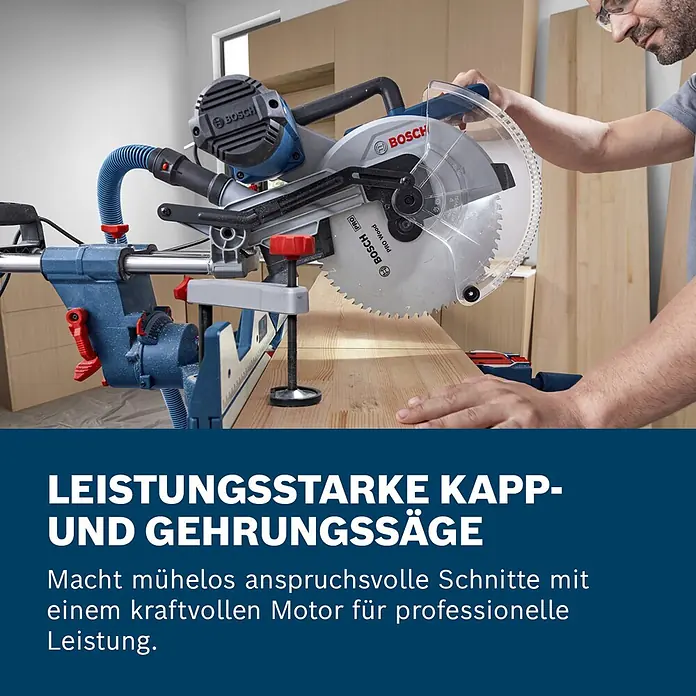 Bosch Professional Kapp- & Gehrungssäge GCM 340-305D - 1.800 W, Durchmesser Sägeblatt: 305 mm, Leerlaufdrehzahl: 4.050 U/min - Blau-silberne Bosch Kapp- und Gehrungssäge mit transparentem Blattschutz, schneidet Holz. Eine Person bedient die Säge.