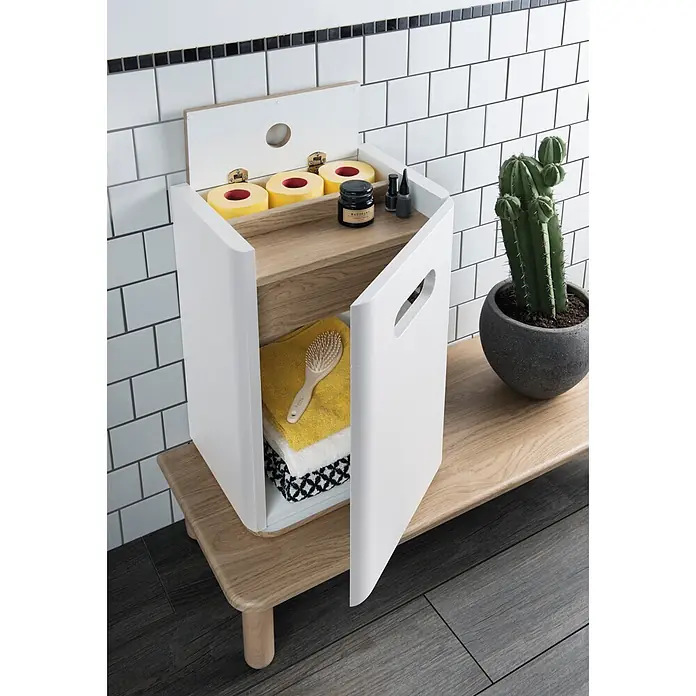 VitrA Sento Sockelprofil - H x B x T: 19 x 95 x 40 cm - Weißes und helles Badezimmer-Aufbewahrungsmöbel aus Holz mit geöffneten Türen, das Toilettenartikel, Toilettenpapier und gefaltete Handtücher zeigt.
