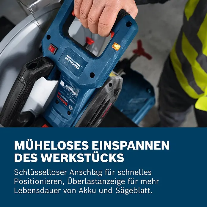 Bosch Professional AMPShare 18V Akku-Metalltrennsäge GCD 18V-355 - 18 V, Ohne Akku, 1.300 U/min - Eine Hand bedient ein blaues Bosch-Elektrowerkzeug mit bürstenlosem Motor und leuchtender Überlastanzeige.