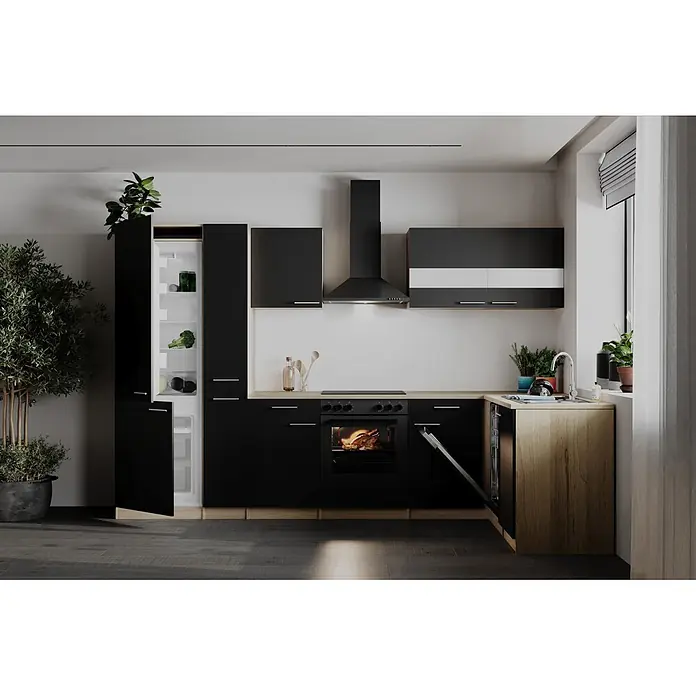 Respekta Winkelküche Merle - B x L: 310 x 172 cm, Schwarz, Mit Elektrogeräten - Moderne Küche mit schwarzen Schränken, hellen Arbeitsplatten aus Holz und integrierten Geräten. Der Backofen backt einen Truthahn, Kühlschrank und Geschirrspüler sind geöffnet.