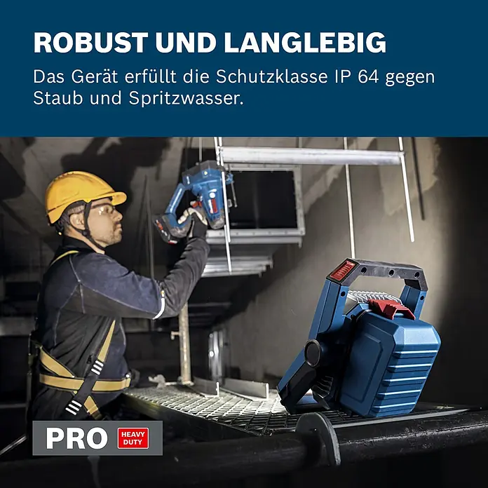 Bosch Professional AMPShare 18V LED-Akkustrahler PRO GLI18V-3000 - 18 V, Ohne Akku, Lichtstrom: 3.000 lm - Ein Arbeiter beleuchtet eine Baustelle mit einer blauen Profi-Arbeitsleuchte, die robust und IP64 gegen Staub und Spritzwasser geschützt ist.