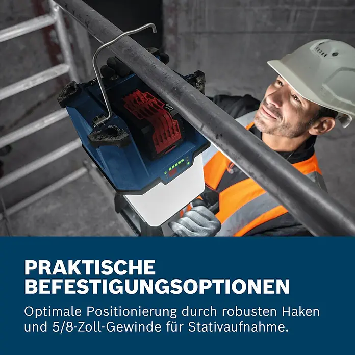 Bosch Professional AMPShare 18V Akku-Bauleuchte - 18 V, Anzahl Akkus: Ohne Akku, 7.500 lm - Blaues Arbeitslicht mit rotem Akku, an einem Rohr aufgehängt, beleuchtet einen Bauarbeiter.