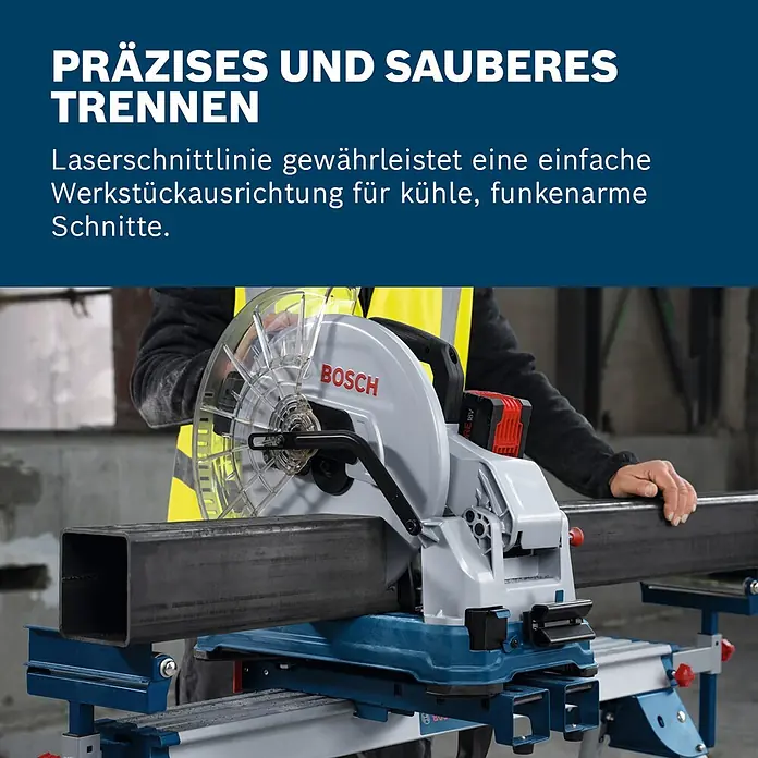 Bosch Professional AMPShare 18V Akku-Metalltrennsäge GCD 18V-355 - 18 V, Ohne Akku, 1.300 U/min - Eine graue und blaue Bosch Kappsäge mit rotem 18V Akku schneidet präzise ein quadratisches Metallprofil, bedient von einer Person in gelber Weste.