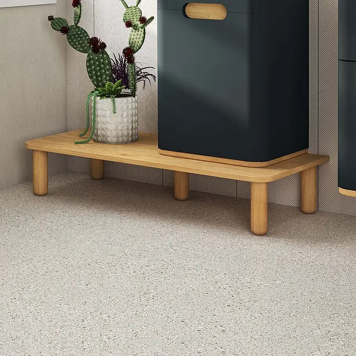 VitrA Sento Sockelprofil - H x B x T: 19 x 95 x 40 cm - Heller Holzständer mit runden Beinen und Platte, hebt einen dunklen Behälter und eine Topfpflanze in einer modernen Ecke hervor.