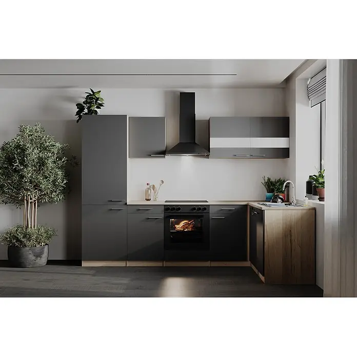 Respekta Winkelküche Merle - B x L: 280 x 172 cm, Grau, Mit Elektrogeräten - Moderne dunkelgraue Küche mit hellen Holz-Arbeitsplatten, schwarzen Einbaugeräten und einer großen Pflanze. Der Ofen zeigt kochendes Essen, und ein Spülbereich ist am Fenster.