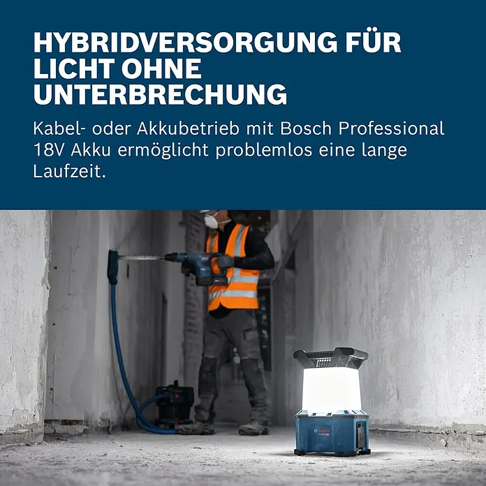 Bosch Professional AMPShare 18V Akku-Bauleuchte - 18 V, Anzahl Akkus: Ohne Akku, 7.500 lm - Blau-schwarze Bosch Professional Hybrid-Baustellenleuchte, die eine Baustelle beleuchtet. Sie bietet Kabel- oder 18V-Akkubetrieb für lange Laufzeit.