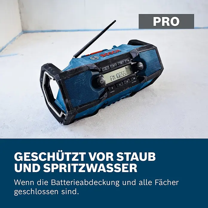 Bosch Professional AMPShare 18V Akku-Radio GPB 18V- 3 C SOLO K - 18 V, Ohne Akku - Ein robustes, blau-schwarzes Bosch Baustellenradio, staub- und spritzwassergeschützt, mit Antenne und Display.