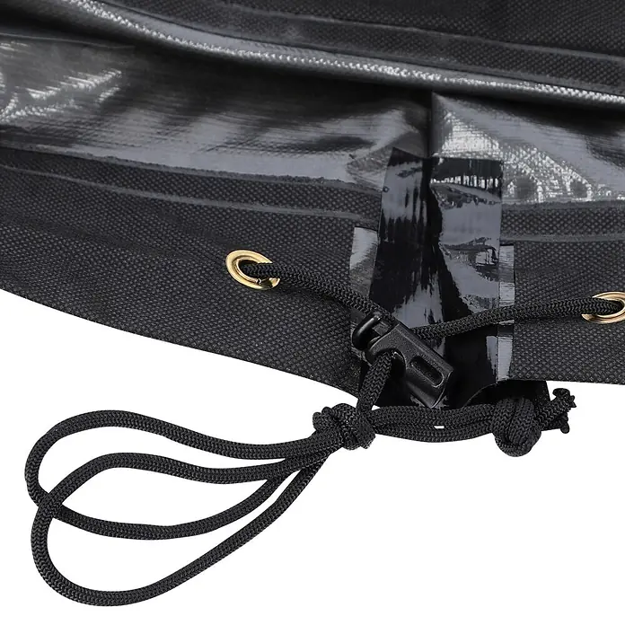 Sunfun Sitzgruppen-Schutzhülle - Polyester, 160 g/m², Schwarz - Nahaufnahme einer schwarzen wasserdichten Abdeckung mit verstellbarem Kordelzug, Kordelstopper und Messingöse.