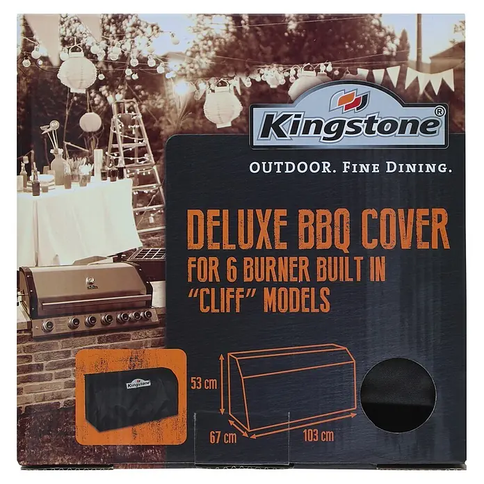 Kingstone Grill-Schutzhülle Cliff 605-II Built In - Kunststoff, Passend für: Kingstone Gasgrill Cliff 605-II Built In - Verpackung der Kingstone Deluxe BBQ Abdeckung, schwarz, für 6-Brenner Einbaugrills, Maße 103x67x53 cm, vor Outdoor-Partyszene.