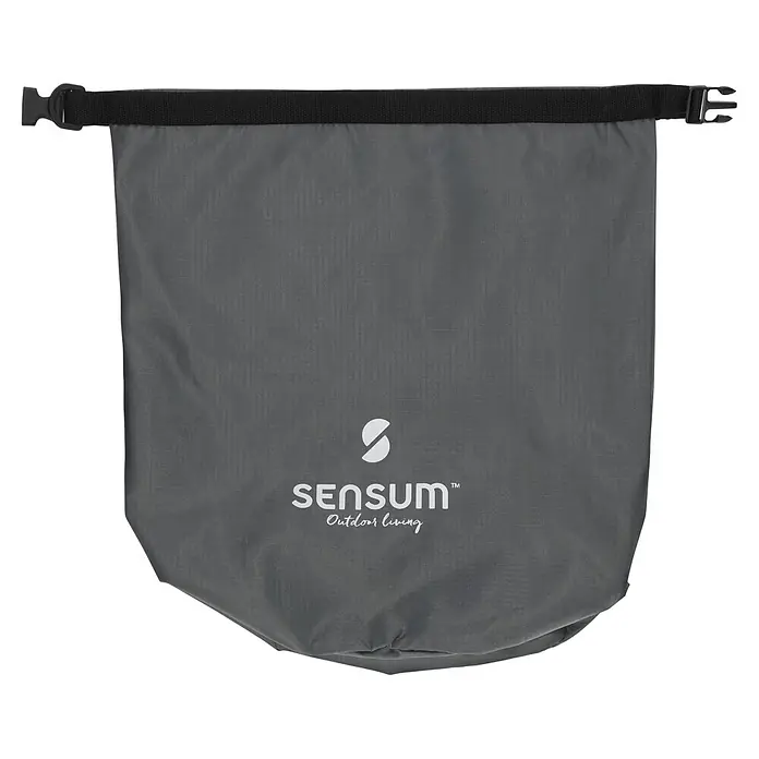 SENSUM Auflagen-Schutzhülle Tragetasche - L x B x H: 220 x 90 x 50 cm, Polyester, 140 g/m² - Grauer Packsack mit weißem 'SENSUM Outdoor living' Logo, Rollverschluss und schwarzem Schnallengurt.
