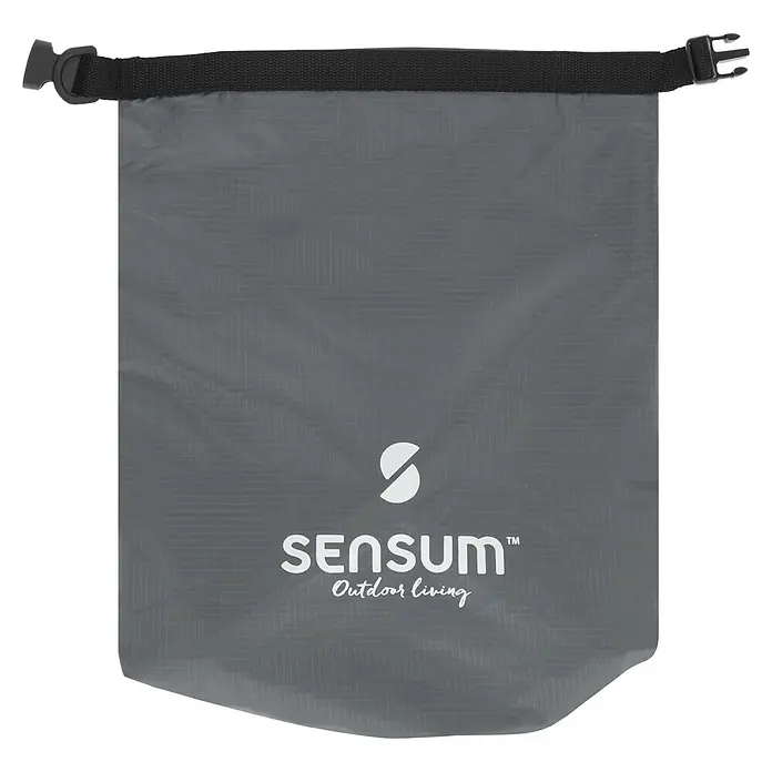 SENSUM Schirm-Schutzhülle - Kunststoff, Passend für: Ampelschirme bis Ø 450 cm - Grauer Ripstop-Trockensack mit schwarzem Rollverschluss und Schnalle, SENSUM Outdoor Living Logo.