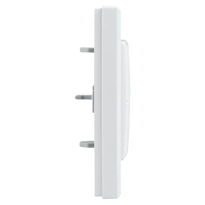 Homematic IP Taster Wippe HmIP-BRU - Ohne Pfeile, Weiß, 16 x 86 x 86 mm - Seitenansicht eines weißen, elektrischen Steckdosengeräts, das für den Einsatz im Innenbereich konzipiert ist. Mit hervorstehenden Stiften für den Anschluss.