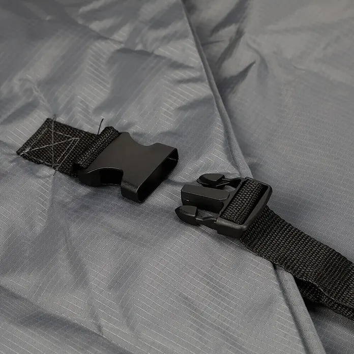 SENSUM Sitzgruppen-Schutzhülle - L x B x H: 250 x 140 x 85 cm, Polyester, 140 g/m² - Grauer Ripstop-Stoff mit geöffneten schwarzen Kunststoffschnallen und schwarzem Gurtband.