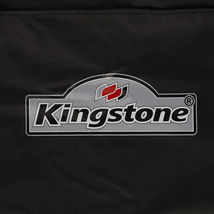 Kingstone Grill-Schutzhülle - Kunststoff, Passend für: Kingstone Gasgrill Cliff 6500 / 6 Brenner Grills - Kingstone-Logo auf schwarzem Stoff: metallgraues Oval mit schwarzem Text, roten/grauen Flammen und einem (R) Warenzeichen.