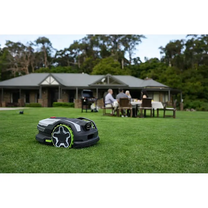 Greenworks Mähroboter AI Mowbot 10 GW KI RTK+VISION - 1.000 m², Schnittbreite: 20 cm, Satellitengestützte Navigation, RTK - Dunkelgrauer Rasenroboter mit hellgrauen Akzenten und leuchtend grünen Sternrädern.