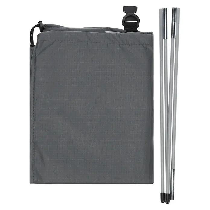 SENSUM Schirm-Schutzhülle - Kunststoff, Passend für: Schirme bis Ø 400 cm - Graue Tasche aus Ripstop-Gewebe mit Kordelzug und Schnalle, daneben drei graue Stangen mit Metallspitzen und schwarzen Kappen.