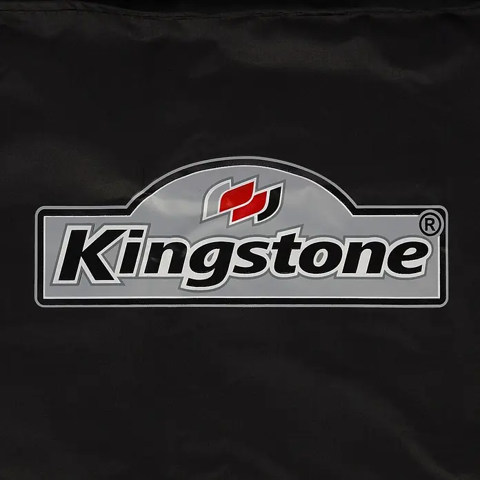 Kingstone Grill-Schutzhülle - Passend für: Kingstone Gasgrill Cliff 350/350-I - Kingstone Logo in Grau, Weiß, Rot und Schwarz auf einem grauen gewölbten Panel auf schwarzem Stoff.