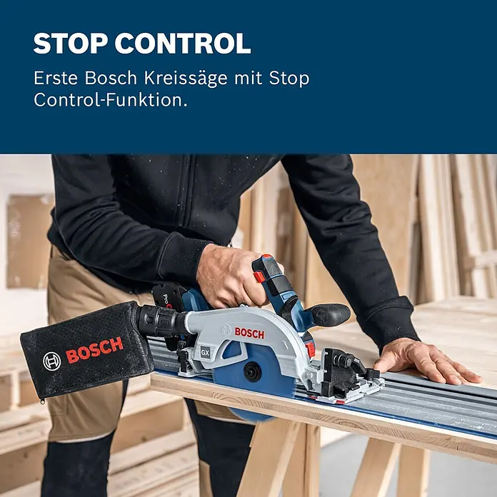 Bosch Professional AMPShare 18V Akku-Handkreissäge Pro Heavy Duty GKS 18V-57-2 GX - 18 V, Ohne Akku, Durchmesser Sägeblatt: 165 mm, 5.000 U/min - Bosch Kreissäge (blau/silber/schwarz) mit Staubfangbeutel und Führungsschiene beim Holzschnitt. Mit „STOP CONTROL“-Funktion.