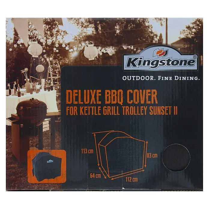 Kingstone Grill-Schutzhülle - Passend für: Kingstone Kugelgrill Sunset II, Kunststoff - Kingstone Deluxe BBQ-Abdeckung für Kugelgrill-Wagen, mit Maßen auf der Verpackung, vor festlicher Outdoor-Szene.