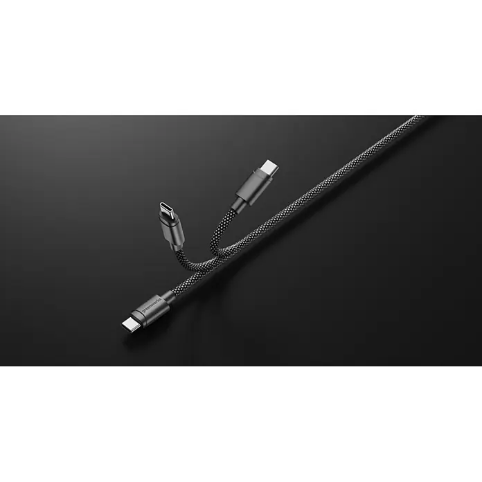 Greenworks Akku & Ladegerät 24V 2 AH, VD - Akkuspannung: 24 V, Li-Ionen, 2 Ah - Dunkelgraues geflochtenes USB-C zu USB-C Kabel mit dunkelgrauen Metallanschlüssen, eines mit „greenworks“-Branding.