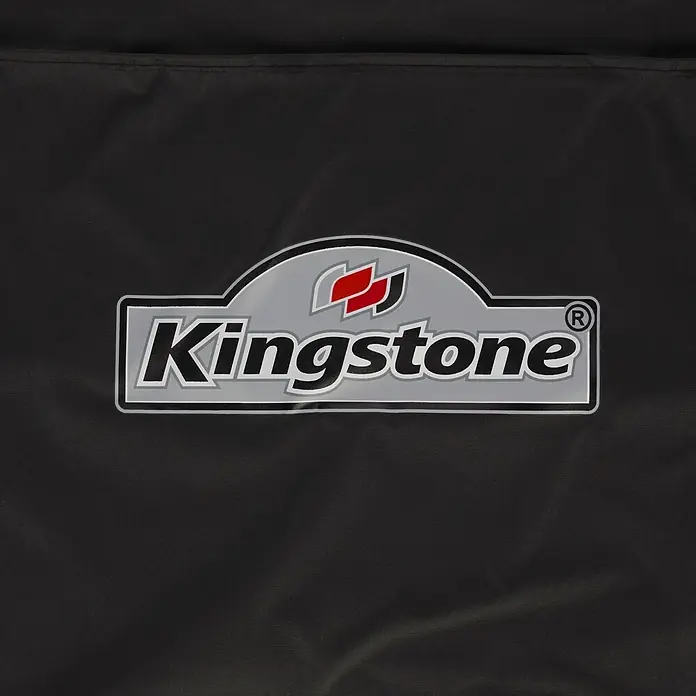 Kingstone Grill-Schutzhülle - Kunststoff, Kingstone Smoker Black Angus XXL - Kingstone Logo in Grau- und Rottönen auf schwarzem Stoff.