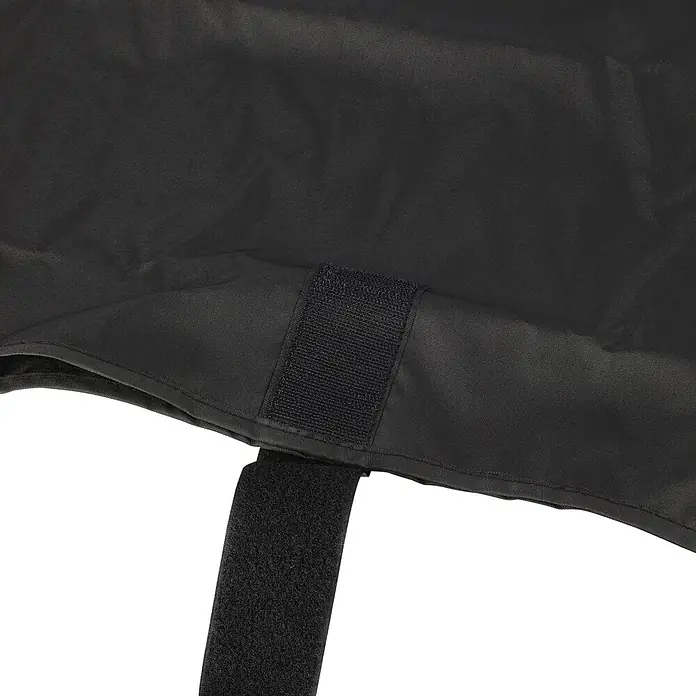 Kingstone Grill-Schutzhülle - Passend für: Kingstone Gasgrill Cliff 4500 / 4 Brenner Grills - Nahaufnahme eines schwarzen Stoffbezugs mit einem schwarzen Klettverschluss.