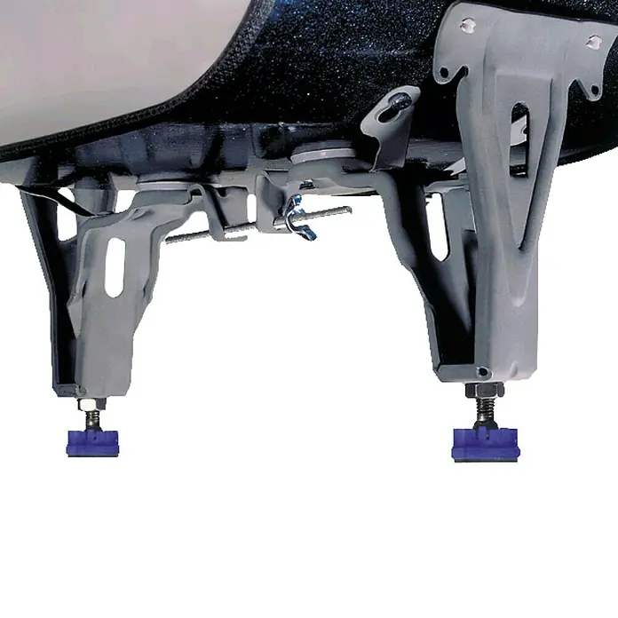 Kaldewei Badewannenfuß 5032 - 4 Stk. - Detailaufnahme der grauen Waschmaschinenfüße mit blauen Pads unter einer Waschmaschine. Erhöhen und stabilisieren die Maschine.