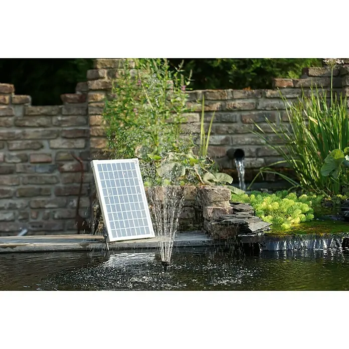 Ubbink Solar-Teichpumpen-Set 2500 - Fördermenge pro Std.: 2.480 l, 35 W - Solarbetriebener Springbrunnen im Teich mit Steinmauerhintergrund.