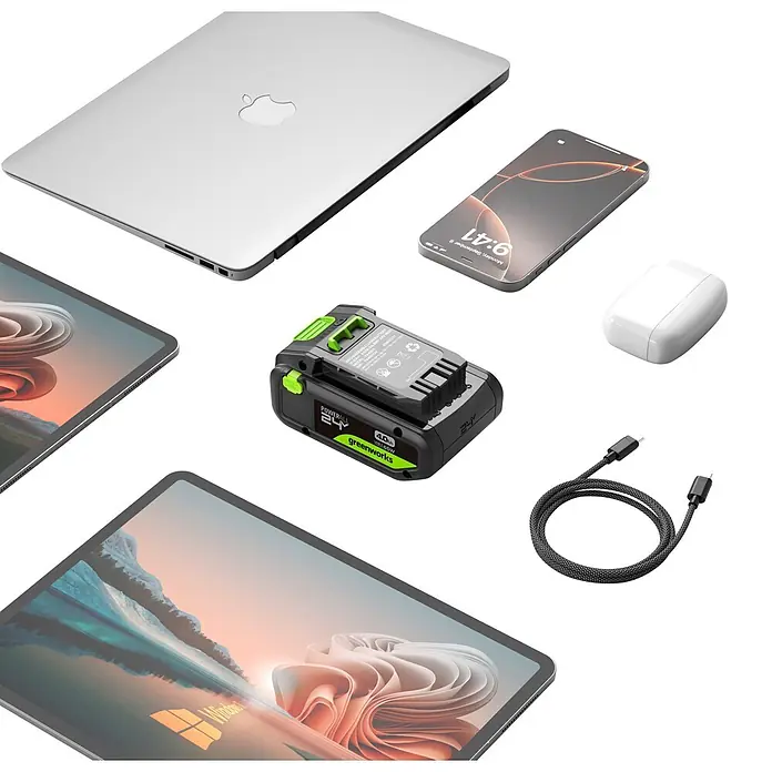 Greenworks Akku & Ladegerät 24V 4 AH, VD - Akkuspannung: 24 V, Li-Ionen, 4 Ah - Verschiedene Tech-Geräte: silberner Laptop, zwei Tablets, Smartphone, weiße Ohrhörer, Greenworks Akku und USB-C-Kabel.