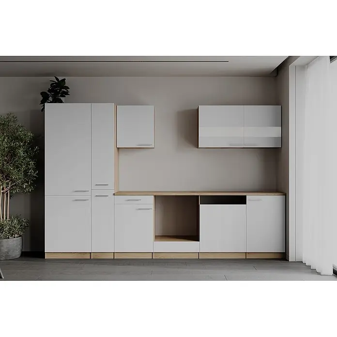 Respekta Merle Küchenleerblock - Breite: 310 cm, Weiß, Ohne Elektrogeräte - Modulare Küchenzeile mit weißen Schranktüren, hellen Holz-Arbeitsplatten und Sockelleisten, sowie silbernen Griffen.